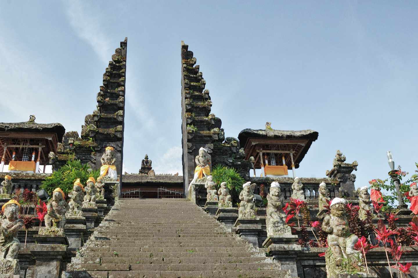 blt2fa24816a4b67495-indonesien-bali-orientalischer-tempel-g-481065263.jpg Orientalische Tempel in Bali als Sehenswürdigkeit