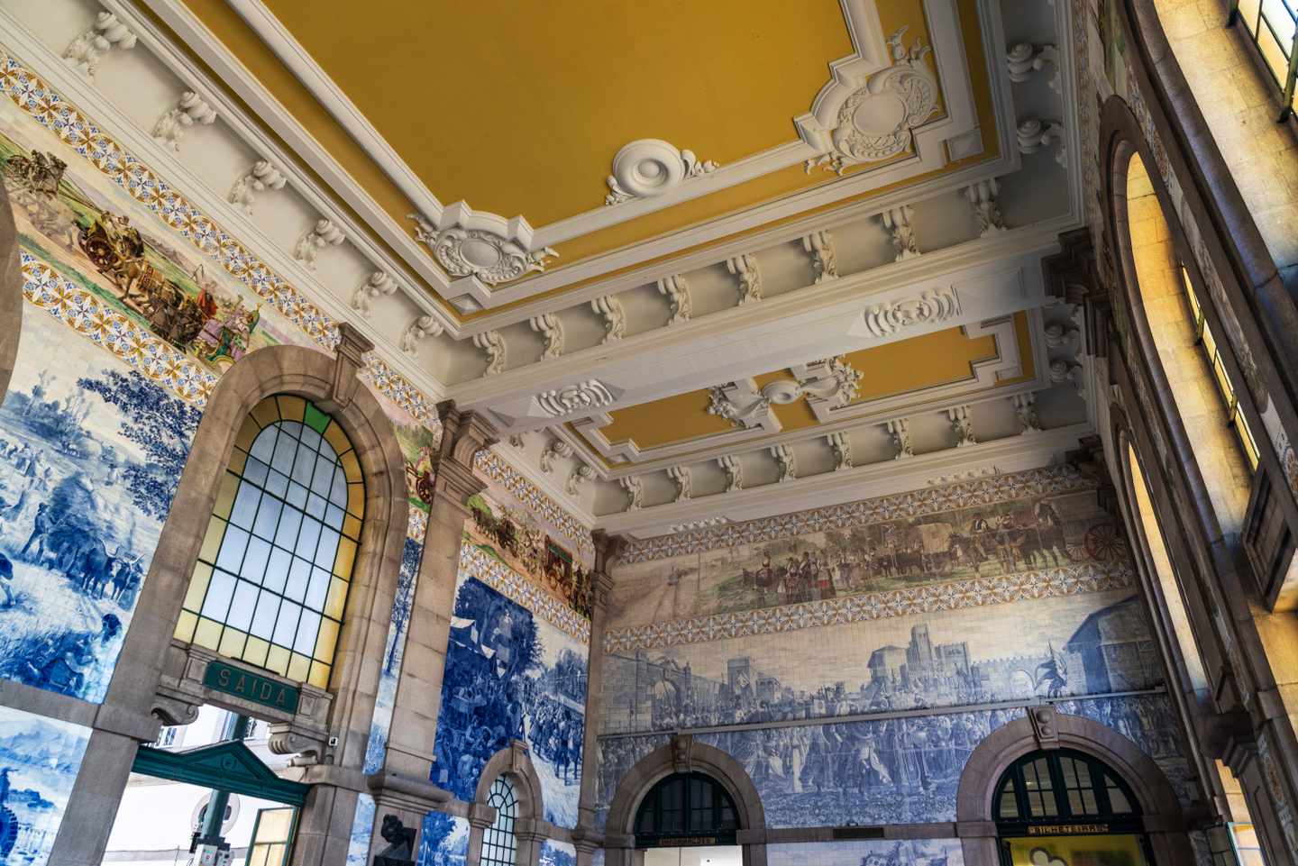 Porto Urlaub: Innenraum des Bahnhofs São Bento