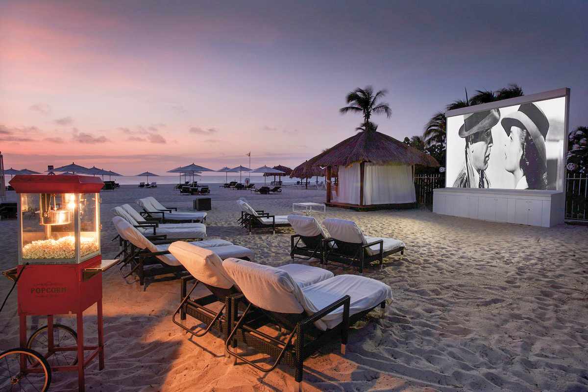 blt432eac5c1b48335f-DER_ATC_AUA10020B_S22_15.jpg Freilicht-Kino beim Sonnenuntergang am Strand
