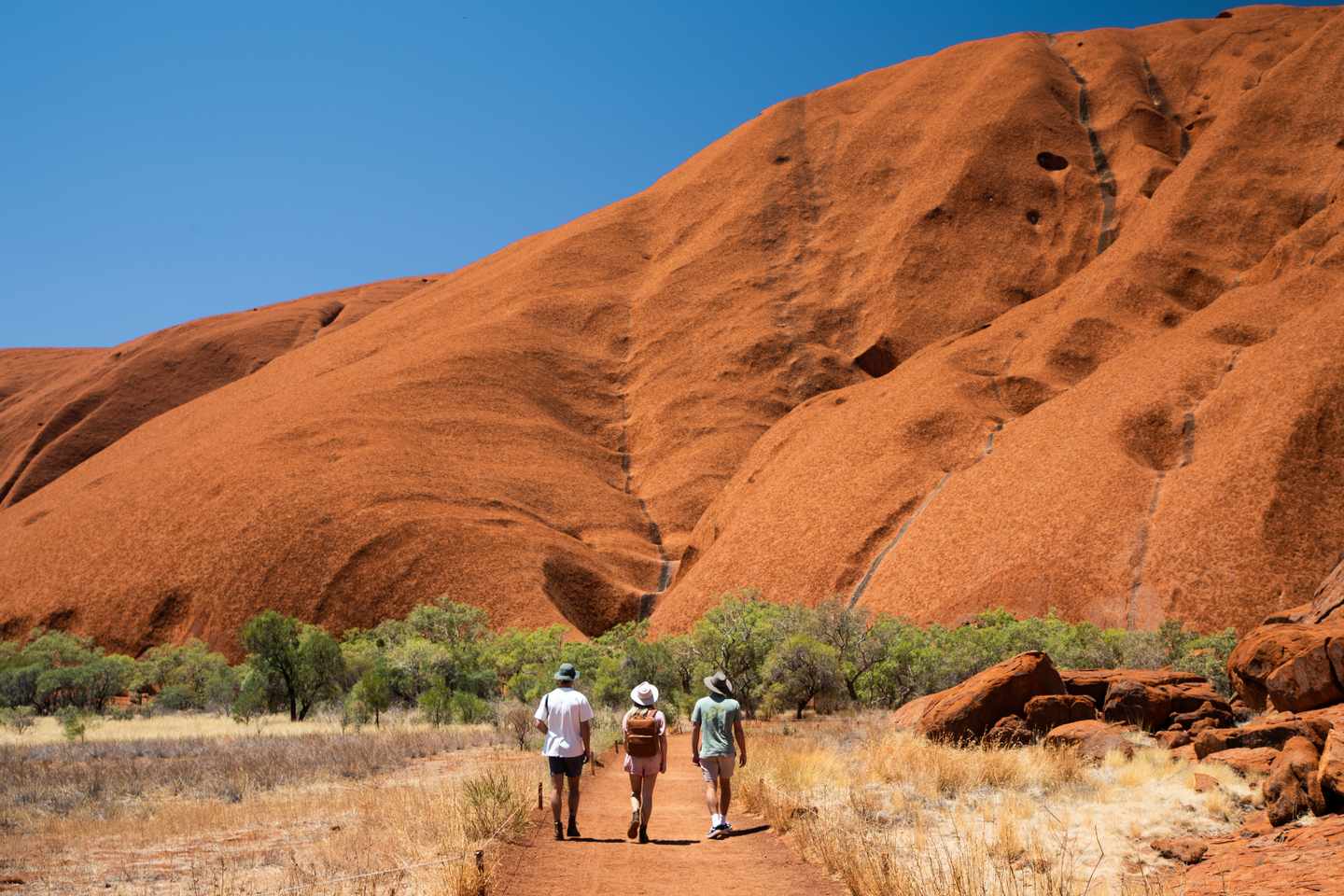 blt26db57112ed876b3-australien-northern-territory-pa-134442-56.jpg Wanderer im Red Centre