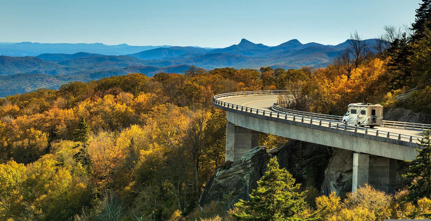 usa-linn-cove-viadukt-panorama-auf-dem-blue-ridge-parkplatz-im-herbst-g-1149570157.jpg