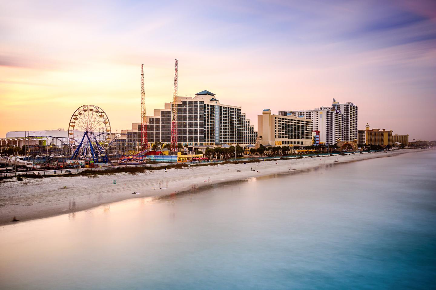 usa-florida-luftaufnahme-des-daytona-beach-und-stadt-g-465308490.jpg