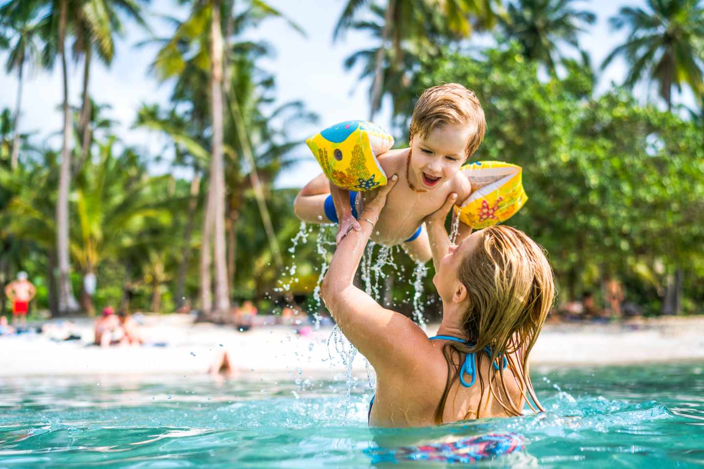 thailand-pattaya-mutter-mit-kind-im-wasser-g-941259962.jpg
