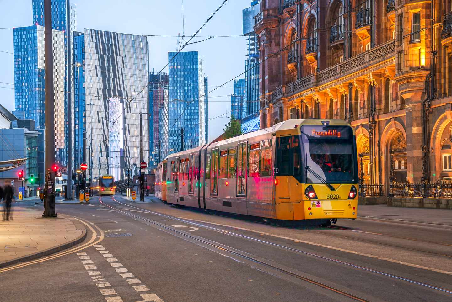 blte1176c2a91e5c130-grossbritannien-england-manchester-strassenbahn-altstadt-skyscraper-g-1492724975.jpg Straßenbahn fährt zwischen Altstadthäusern mit Hochhäusern im Hintergrund