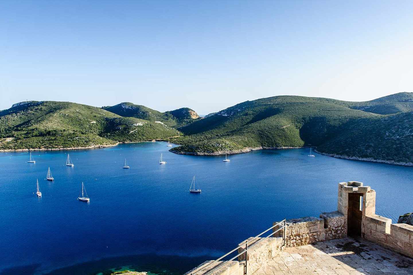 spanien-mallorca-es-trenc-sueden-meer-mit-vielen-booten-in-cabrera-g-506695179.jpg