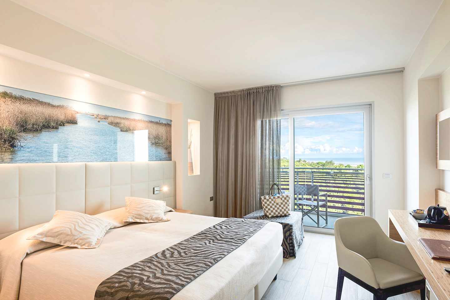 Elegant eingerichtetes Zimmer mit Blick aufs Meer im Lagua Park Hotel