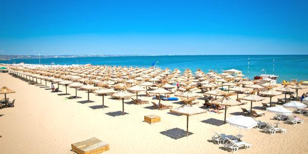 Goldstrand_Schirme_Sandstrand_Varna_GettyImages-166331690.jpg