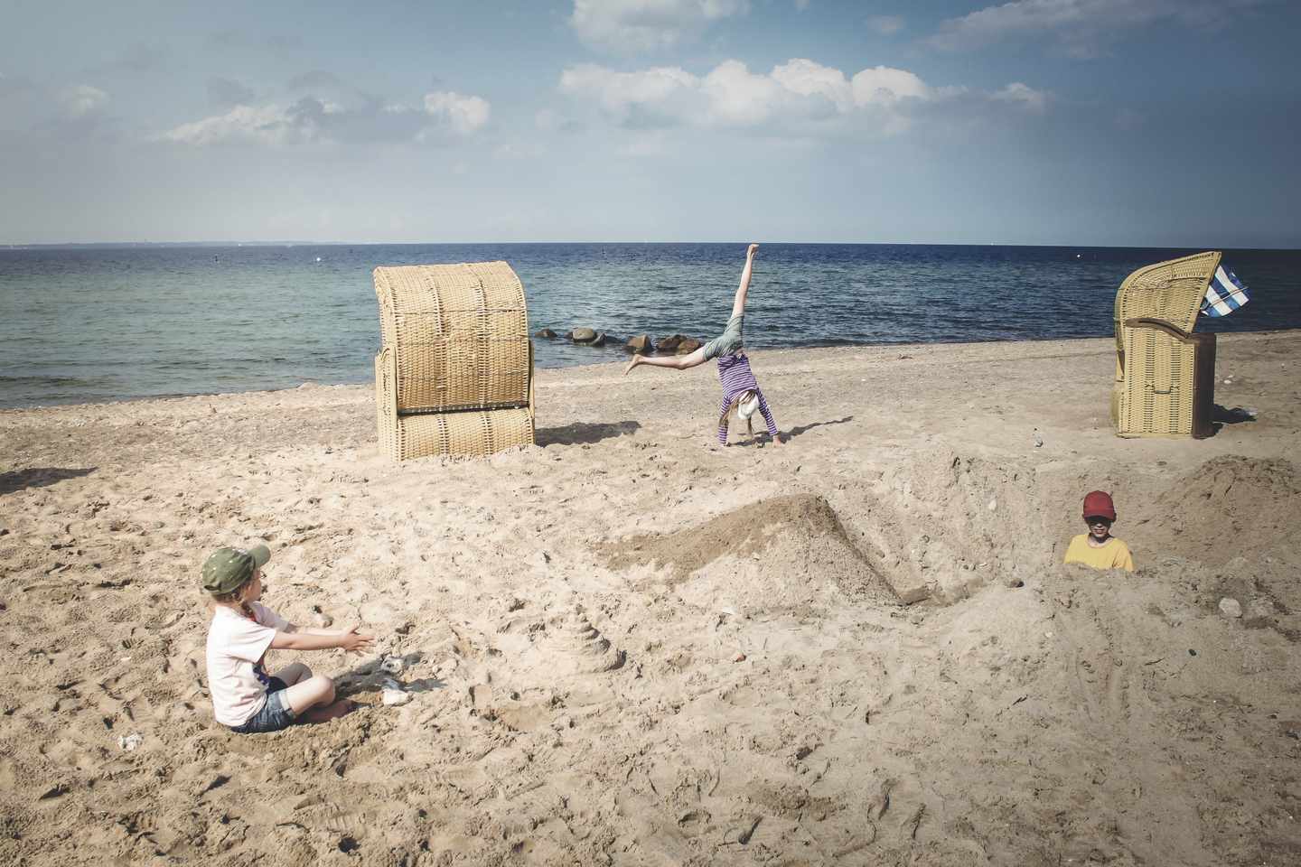 deutschland-schleswig-holstein-travemuende-kinder-am-strand-g-890147416.jpg