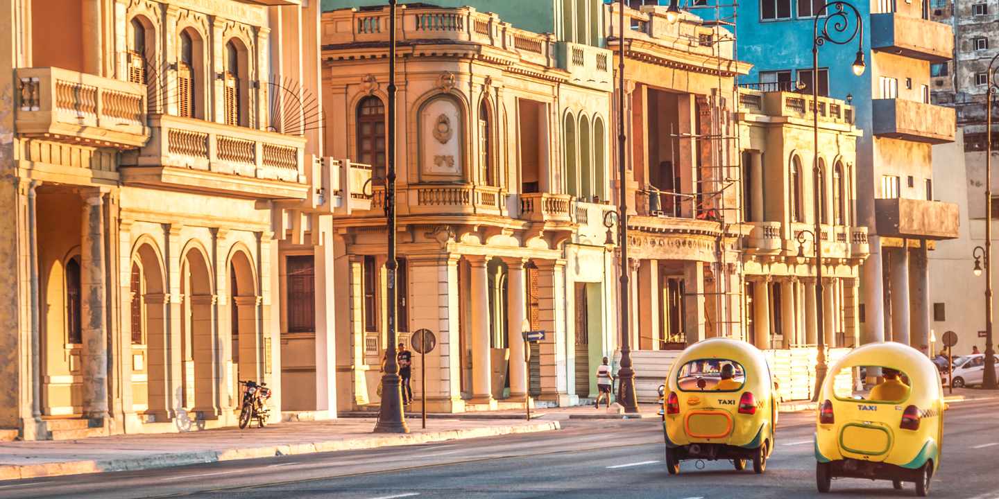 kuba-havanna-coco-taxis-g-472156408.jpg