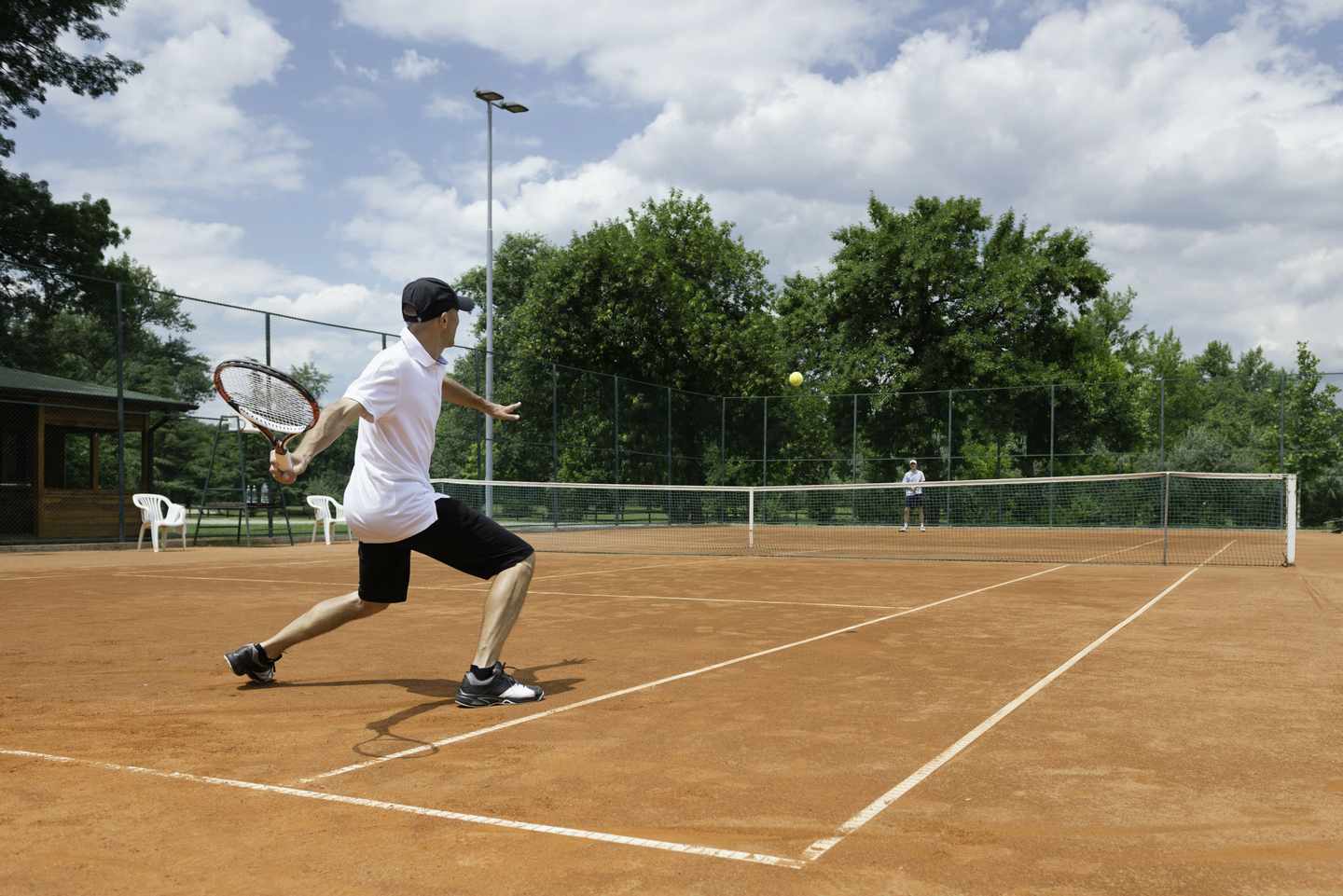 tennis-zwei-spieler-match-sandplatz-g-483373951.jpg