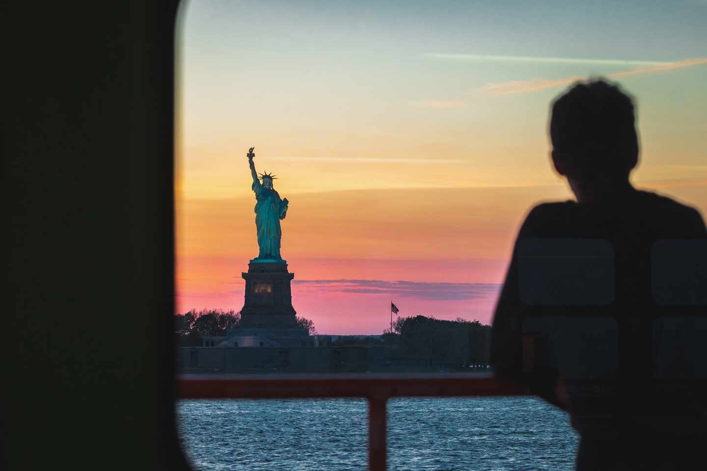 usa-new-york-blick-von-der-faehre-auf-die-freiheitsstatue-g-1321687931.jpg