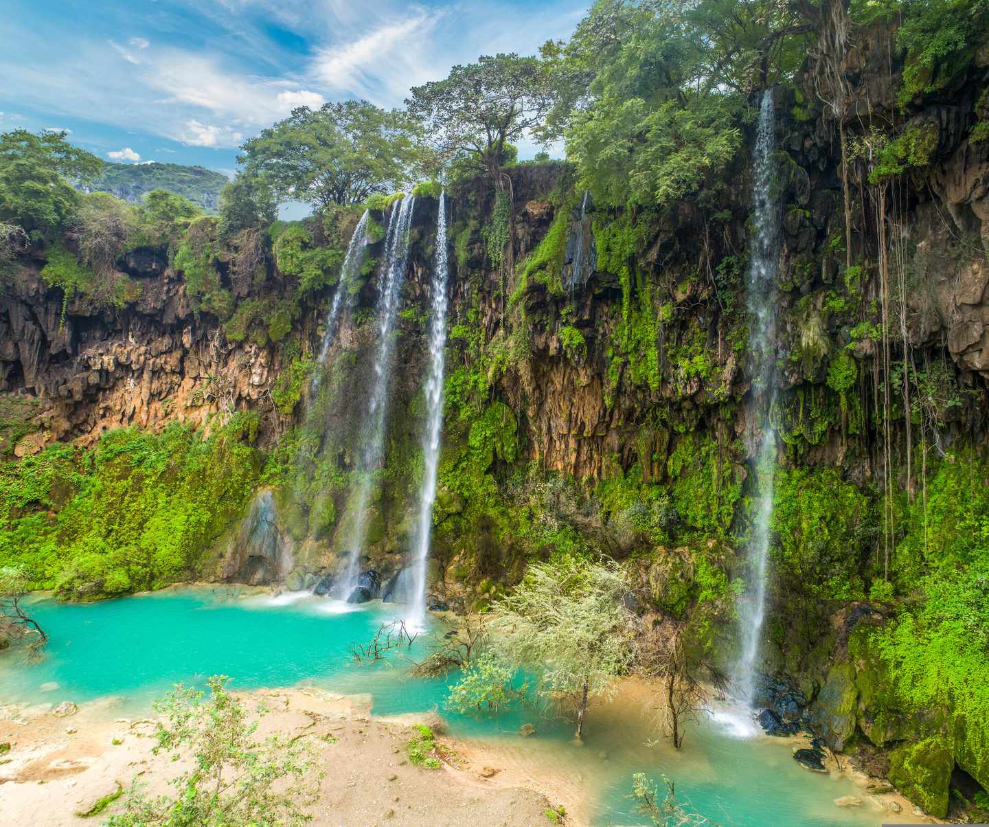 oman-salalah-ayn-athum-wasserfall-klein-g-1086814268.jpg