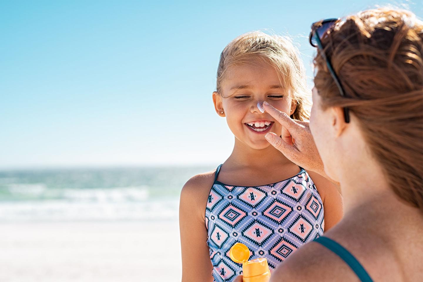 Mutter und Tochter am Strand