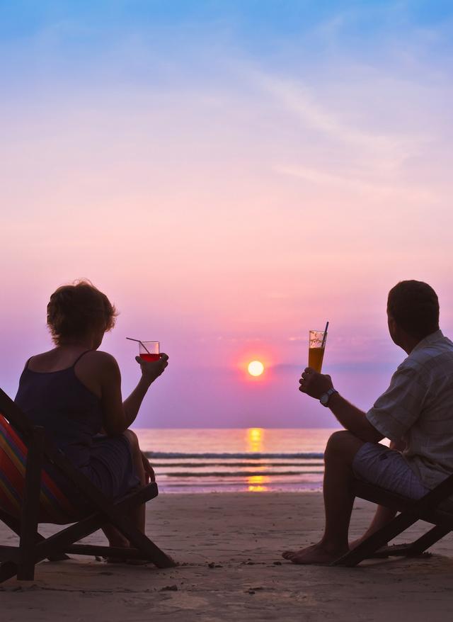 thailand-koh-chang-sonnenuntergang-paar-liegestuhl-t-478852085.jpg