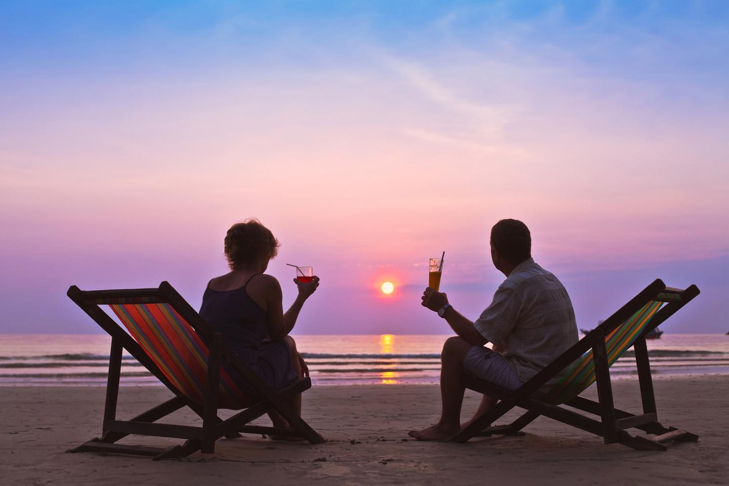 thailand-koh-chang-sonnenuntergang-paar-liegestuhl-t-478852085.jpg