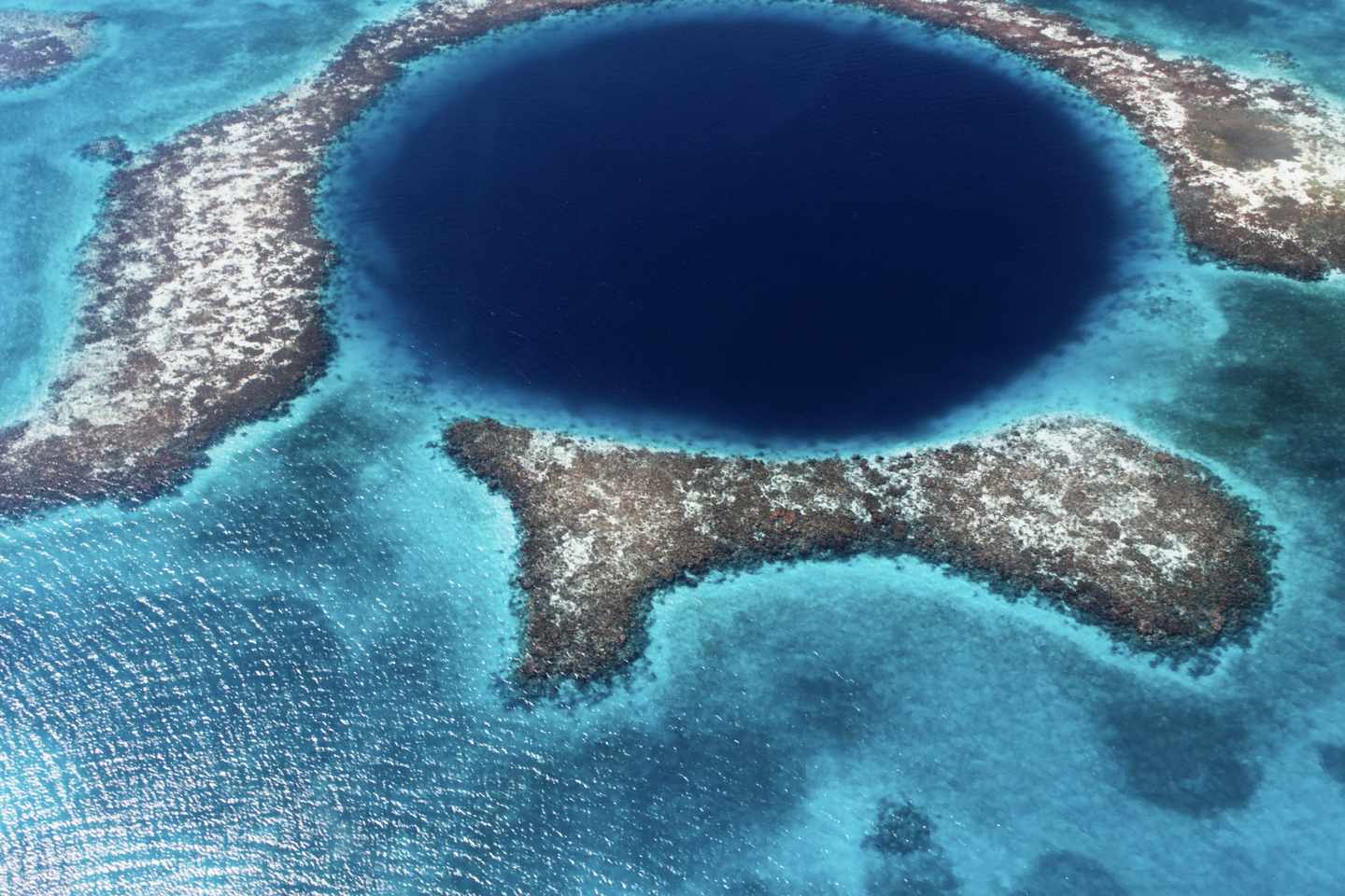 belize-great-blue-hole-t-148361593.jpg