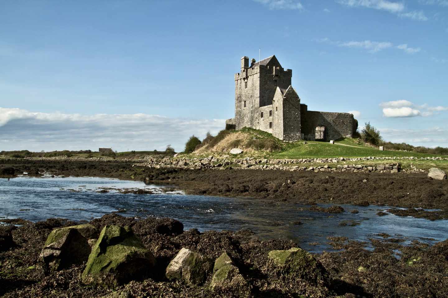 blt9009d9ca4f53a6bb-castlecore-irland-dunguaire-castle-g-123664946.jpeg Dunguaire Castle in Irland