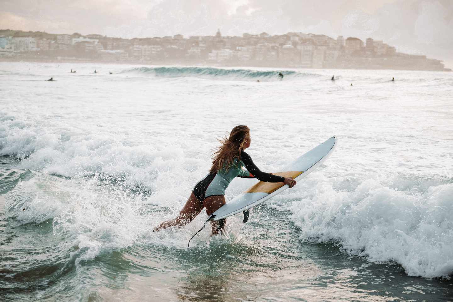 blt9f4fc7cc2b0bdab6-Australien-Surfer-springt-auf-Surfbrett-g-940888856.jpg Surfer in Australien