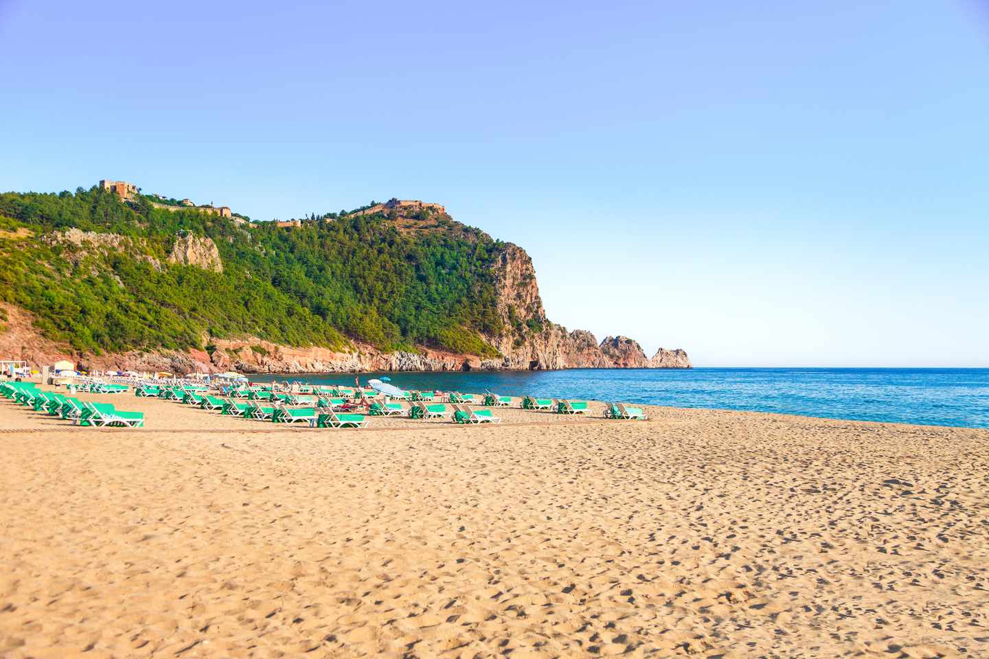 tuerkei-alanya-kleopatra-strand-sand-felsen-klippe-schloss-g-680885786.jpg