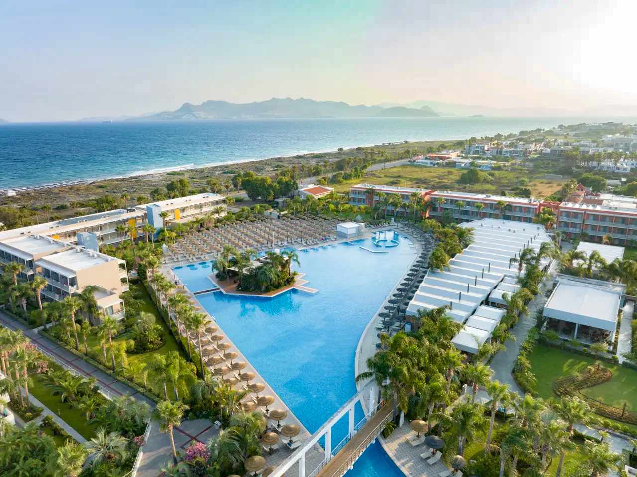 griechenland-kos-bluelagoon-resort-235029-Poolansicht-drone-c10-k412.jpg