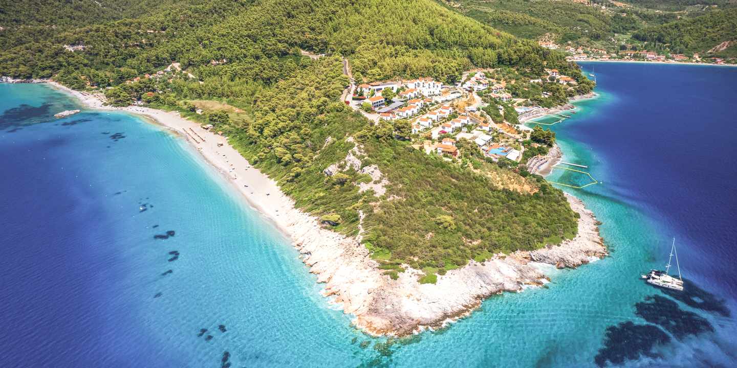 griechenland-skopelos-adrina-beach-luftaufnahme-strand-gruene-huegel-meer-g-2225410837.jpg