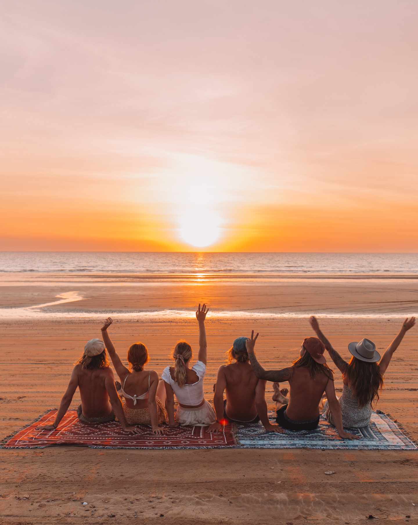 blt57467c1c51660f0d-australien-northern-territory-pa-131320-56.jpg Junge Menschen am Strand von Darwin bei Sonnenuntergang