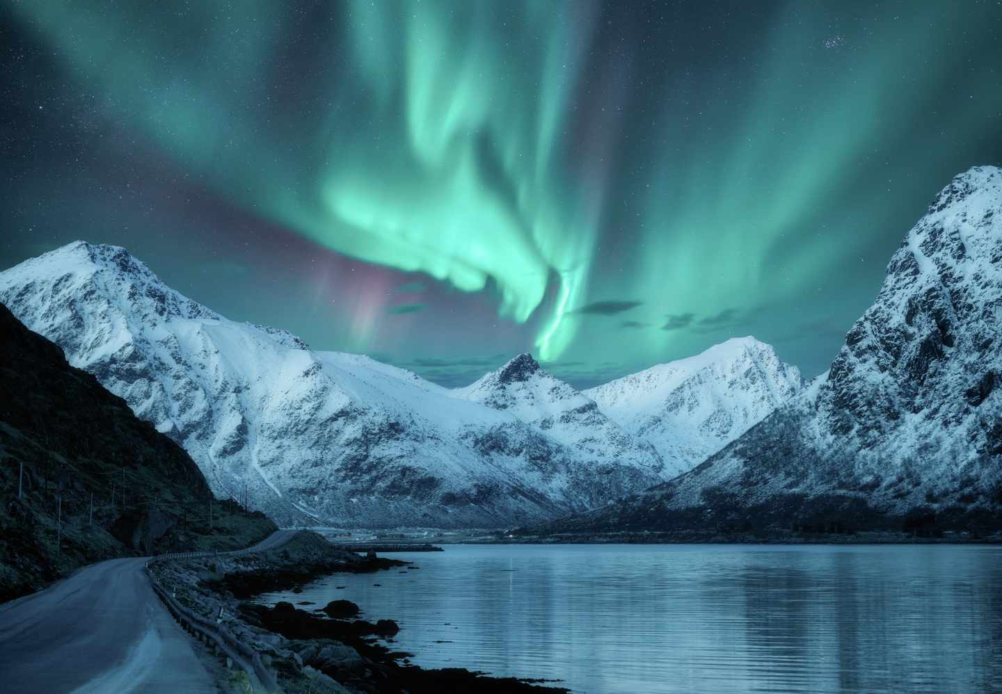 norwegen-lofoten-nordlichter-ueber-verschneiten-bergen-g-1953393599.jpg