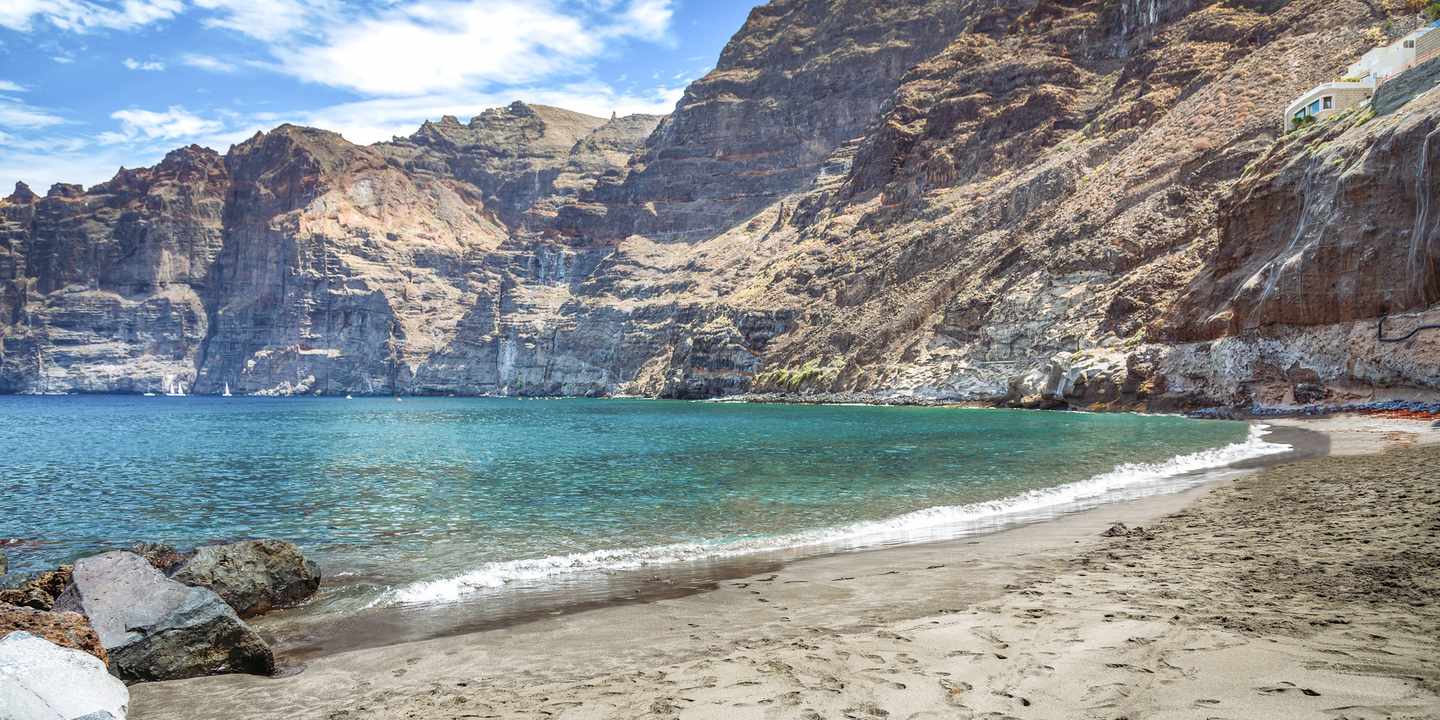 spanien-teneriffa-playa-los-gigantes-mit-gebirge-g-2155489131.jpg