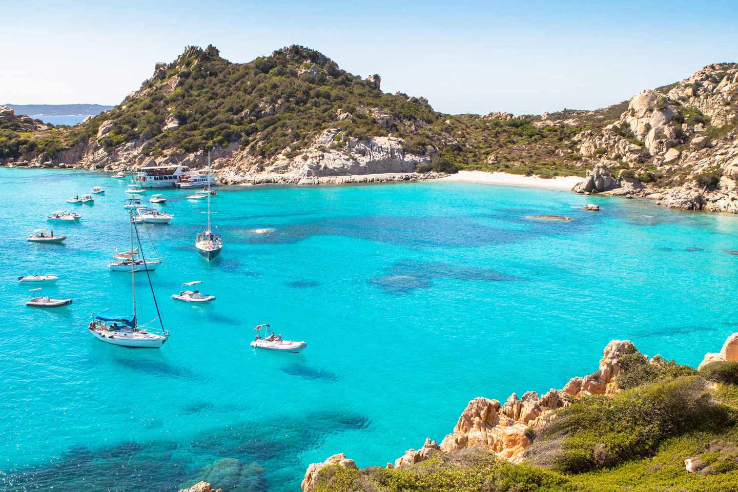 italien-schoenste-ort-sardinien-spiaggia-di-cala-corsara-insel-sardinien-italien-g-886958930.jpg