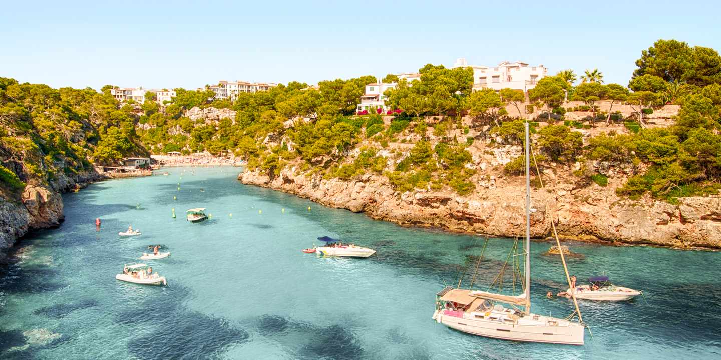 spanien-mallorca-bucht-mit-blauem-wasser-boote-g-500535995.jpg