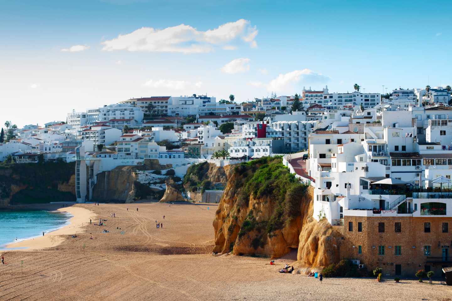 portugal-algarve-albufeira-strand-stadt-g-1484232288.jpg