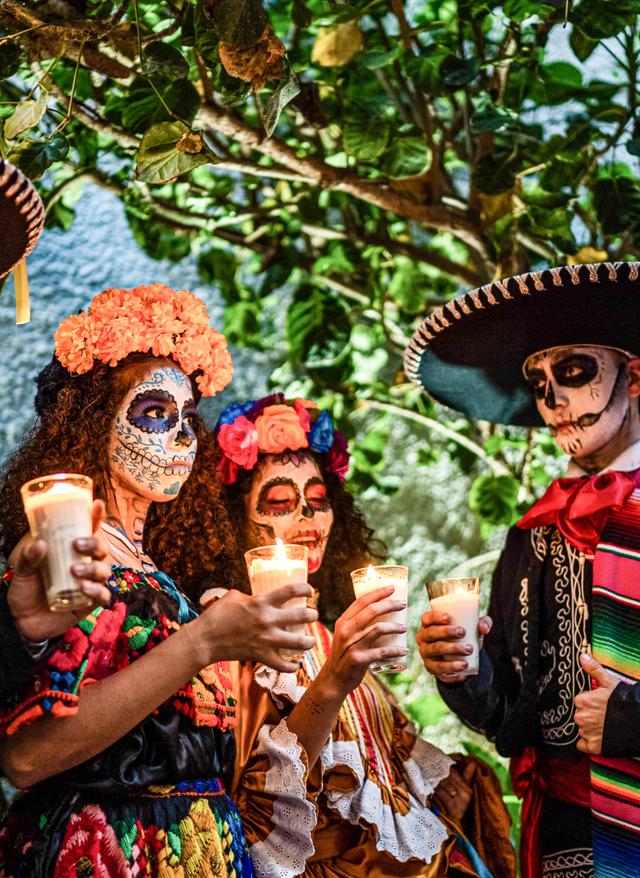 karibik-mexiko-dia-de-los-muertos-gruppe-in-festtagskleidung-g-1411237018.jpg