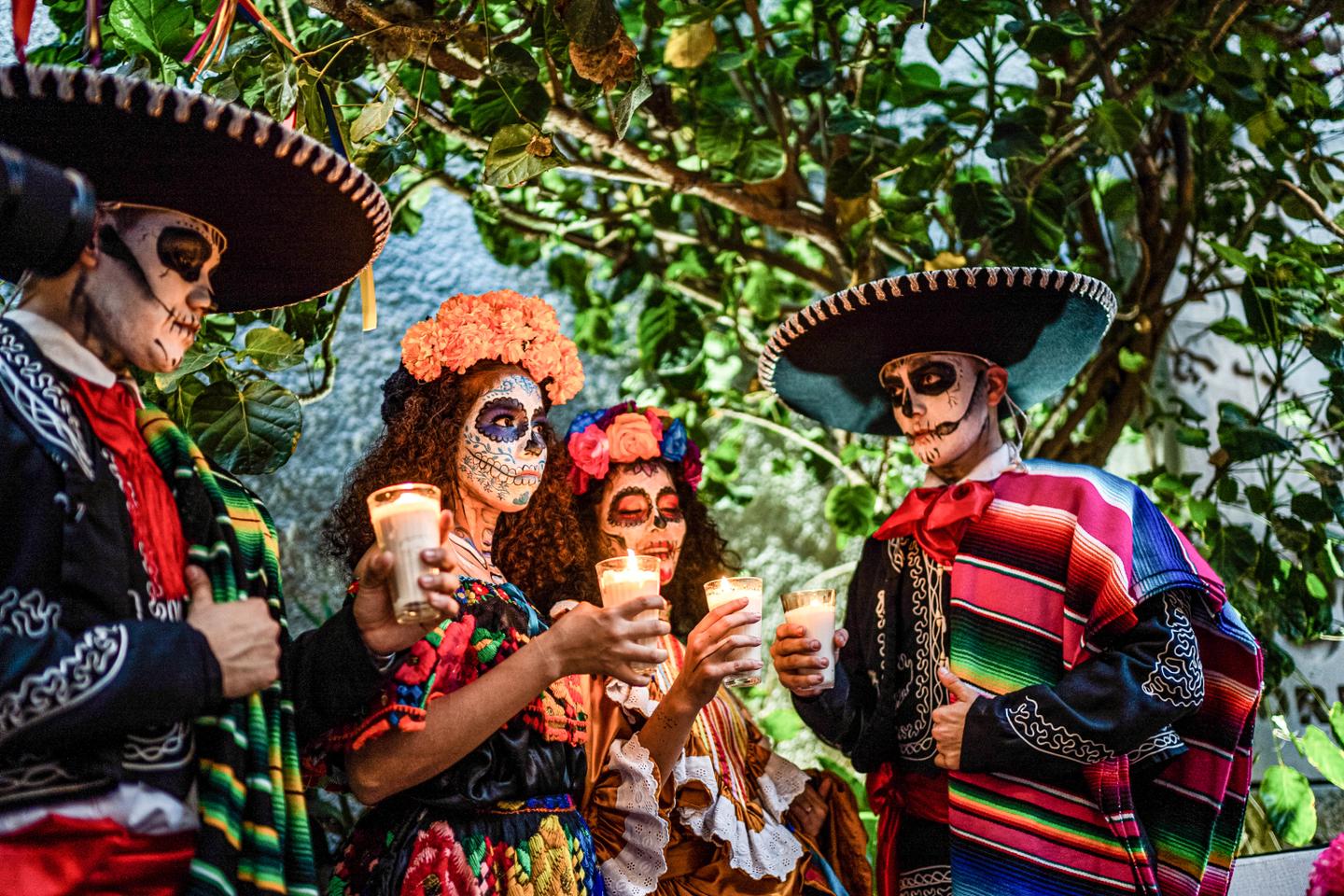 bltd39acfc3cbec4be9-karibik-mexiko-dia-de-los-muertos-gruppe-in-festtagskleidung-g-1411237018.jpg karibik-mexiko-dia-de-los-muertos-gruppe-in-festtagskleidung-g-1411237018.jpg