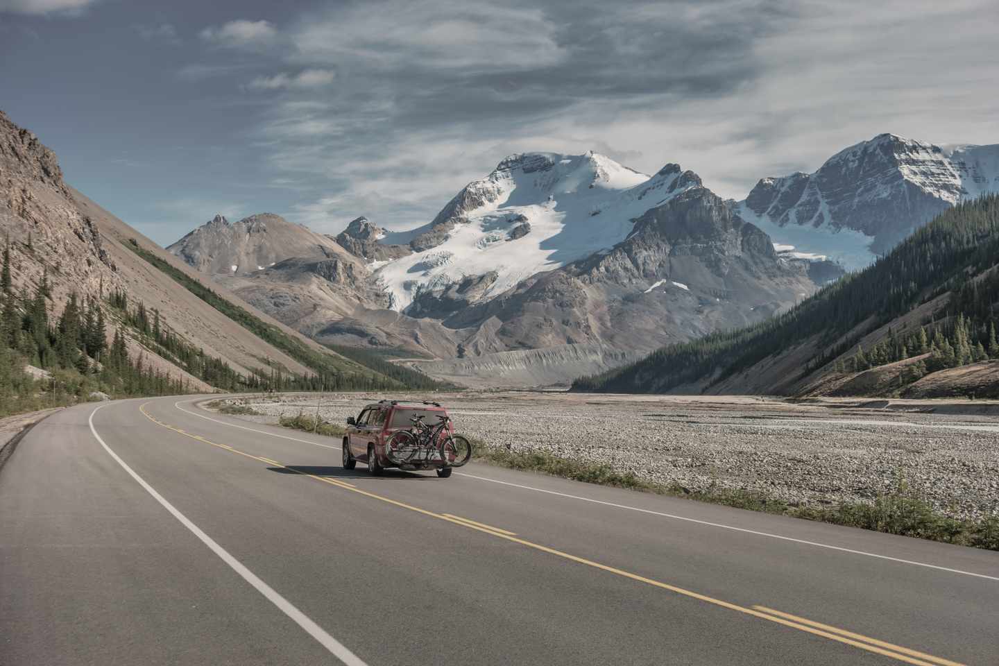 kanada-alberta-icefield-parkway-mount-athabasca-auto-g-1279199341.jpg
