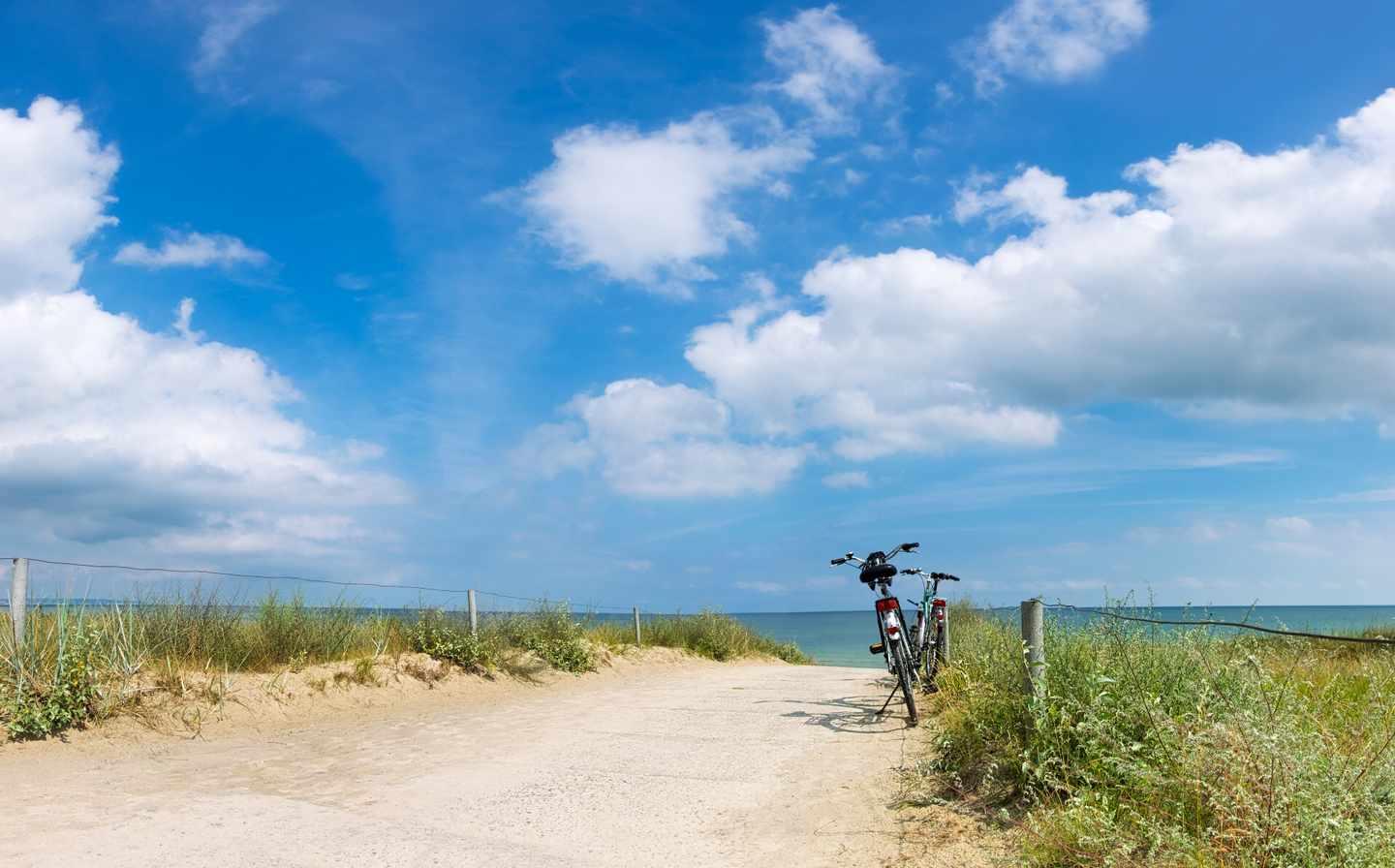 ostsee-usedom-heringsdorf-fahrraeder-am-strand-klein-g-628823410.jpg