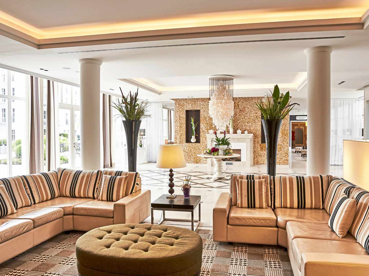 blt35e90994899328f6-deutschland-usedom-heringsdorf-steigenberger-grandhotel-lobby-sitzbereich-kamin-DER1437372.jpg Lobby im Steigenberger Grandhotel & SPA Heringsdorf mit Sitzbereich, Kamin und großen Fensterfronten