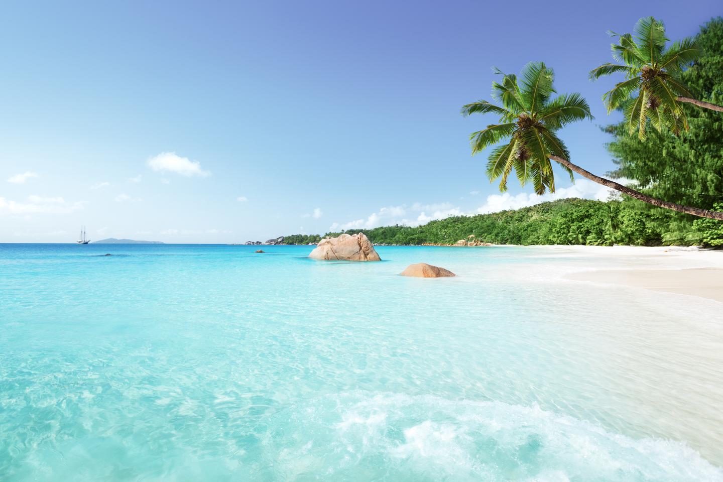 indischer-ozean-seychellen-praslin-anse-lazio-beachg-542955822.jpg