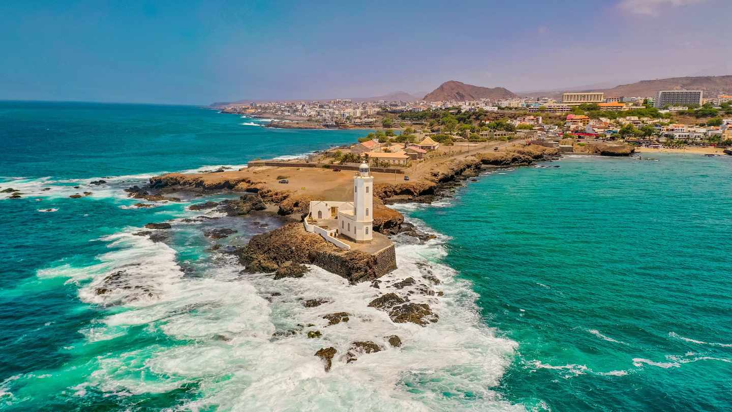 Kapverden-Santiago-Luftaufnahme-Strand-und-Leuchtturm-Praia-de-Santiago-g-1460448451.jpg