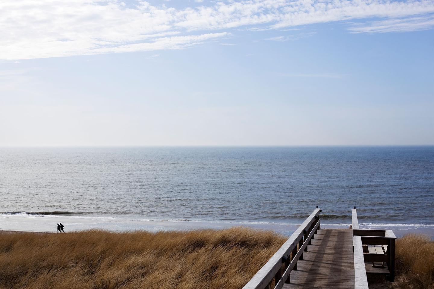deutschland-nordsee-sylt-sehenswuerdigkeiten-sylter-wanderduene-am-meer-g-176682546.jpg