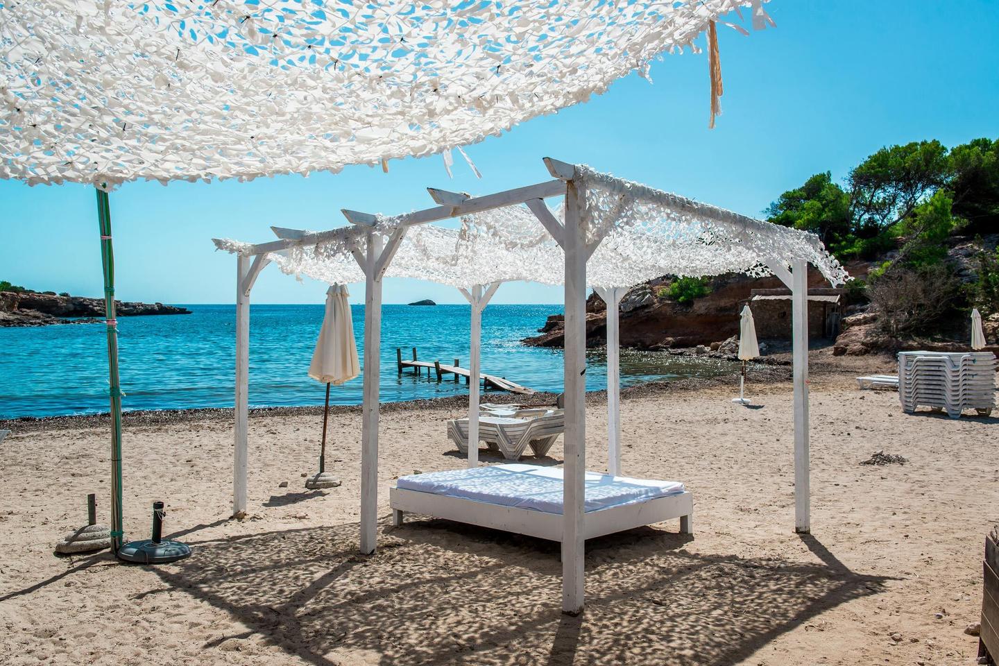 spanien-balearen-ibiza-strand-cabana-t-490969032.jpg