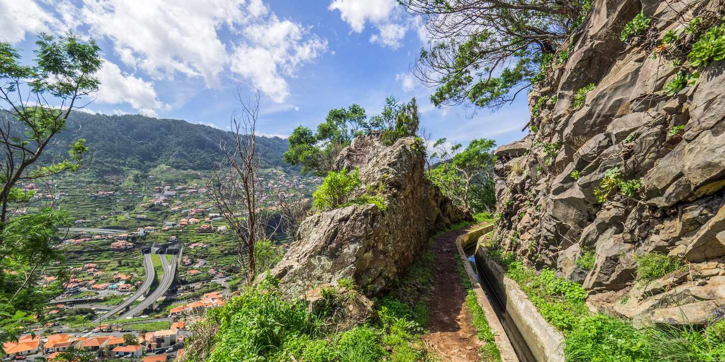 portugal-madeira-levada-felsweg-talblick-wanderpfad-kanal-g-935065122.jpg