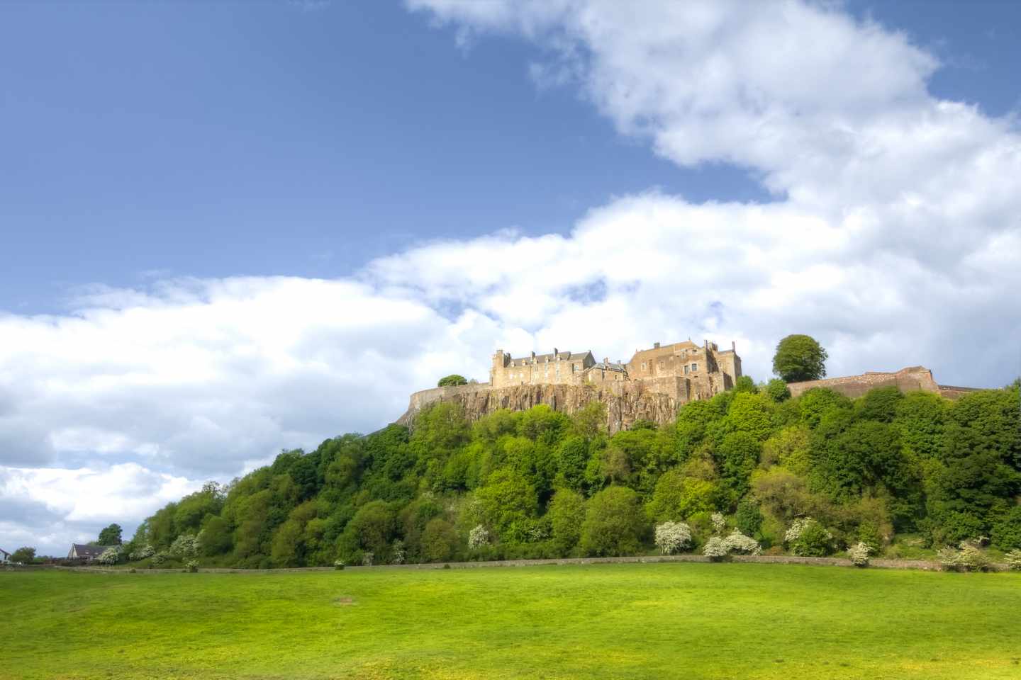 Stirling Castle thront über den Dächern der Stadt und den grünen Feldern der schottischen Landschaft