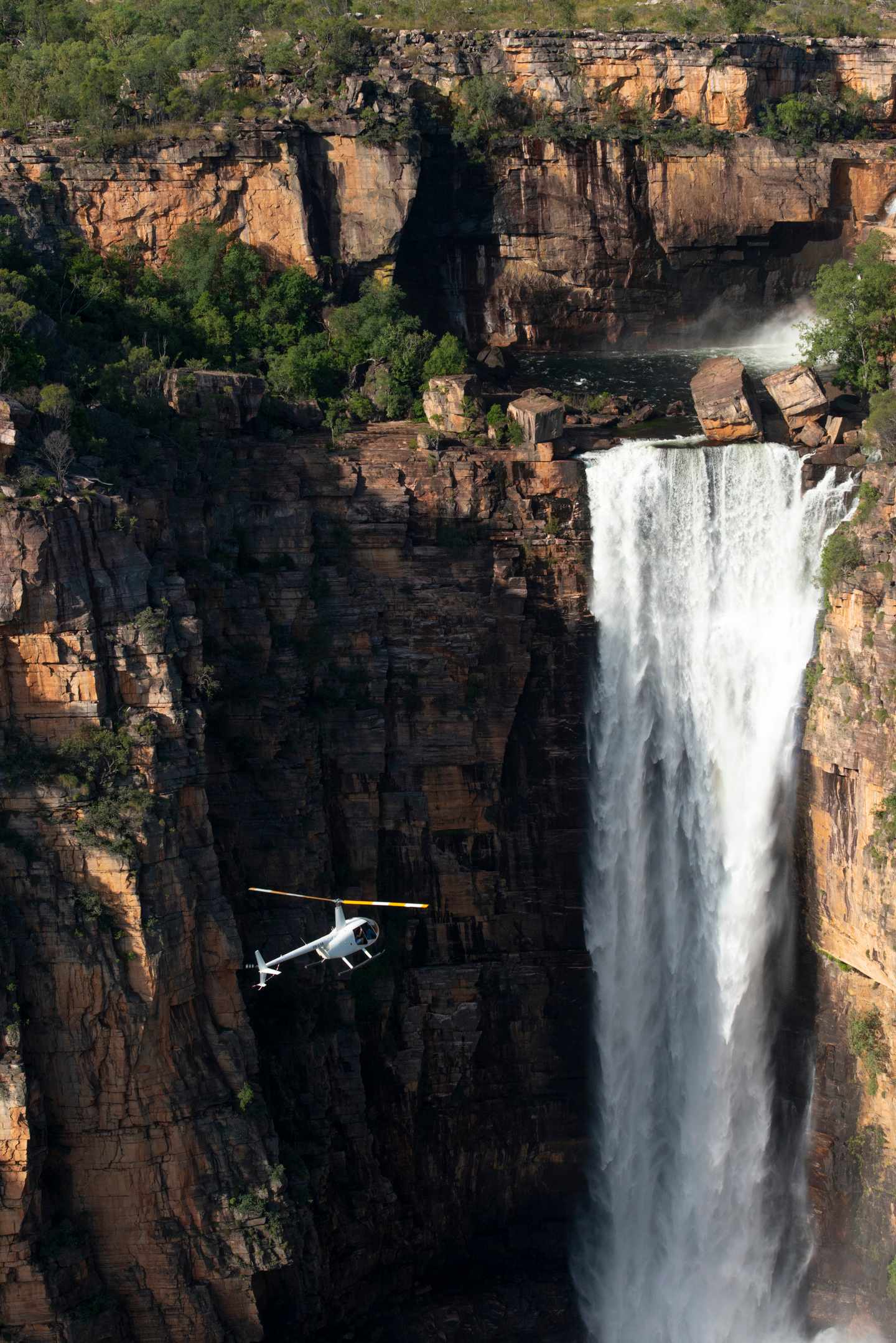 blt273deb4bf8ced1b3-australien-northern-territory-pa-133319-19.jpg Northern-Territory-Sehenswürdigkeiten: Wasserfall und Helicopter