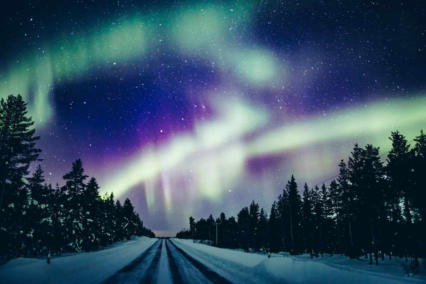 finnland-lappland-nordlicht-ueber-strasse-g-1184197657.jpg