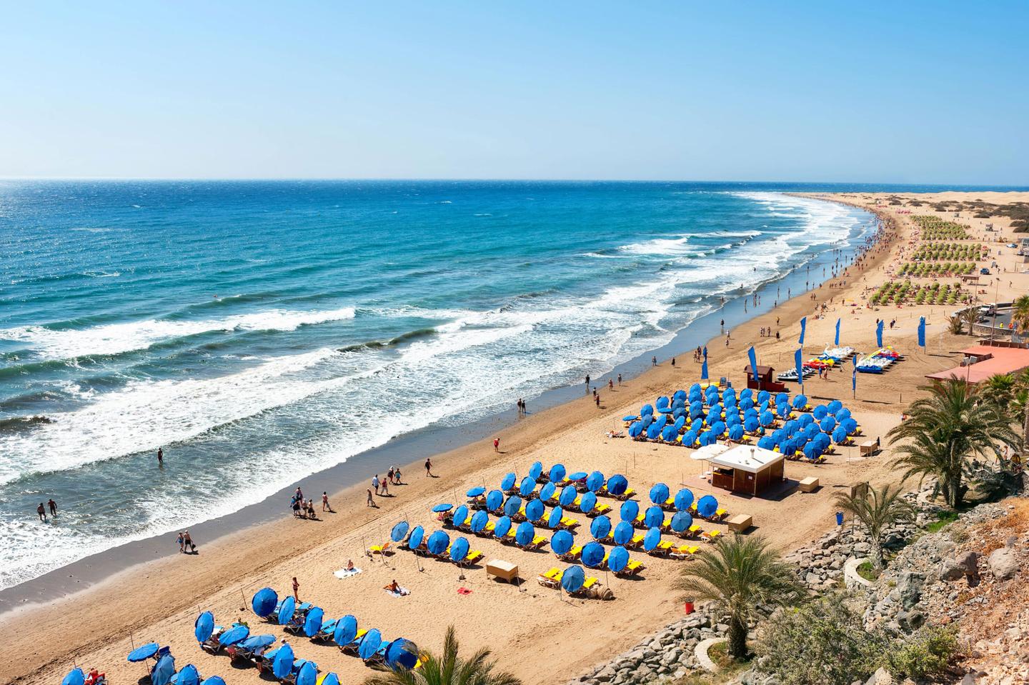 spanien-kanaren-gran-canaria-playa-del-ingles-strand-t-522037363.jpg