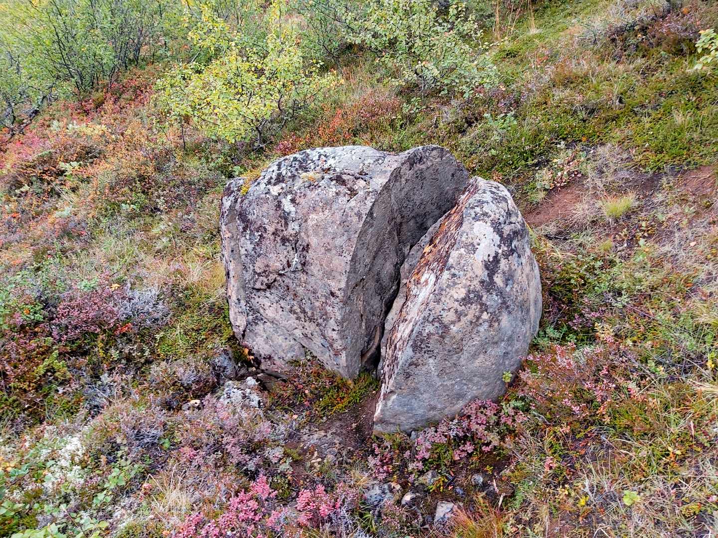 bltb2b6aa7a38a010c2-island-vesturdalur-gebrochener-stein-i-lena-herrmann.jpg Zersplitterter Felsen in der in der Vesturdalur