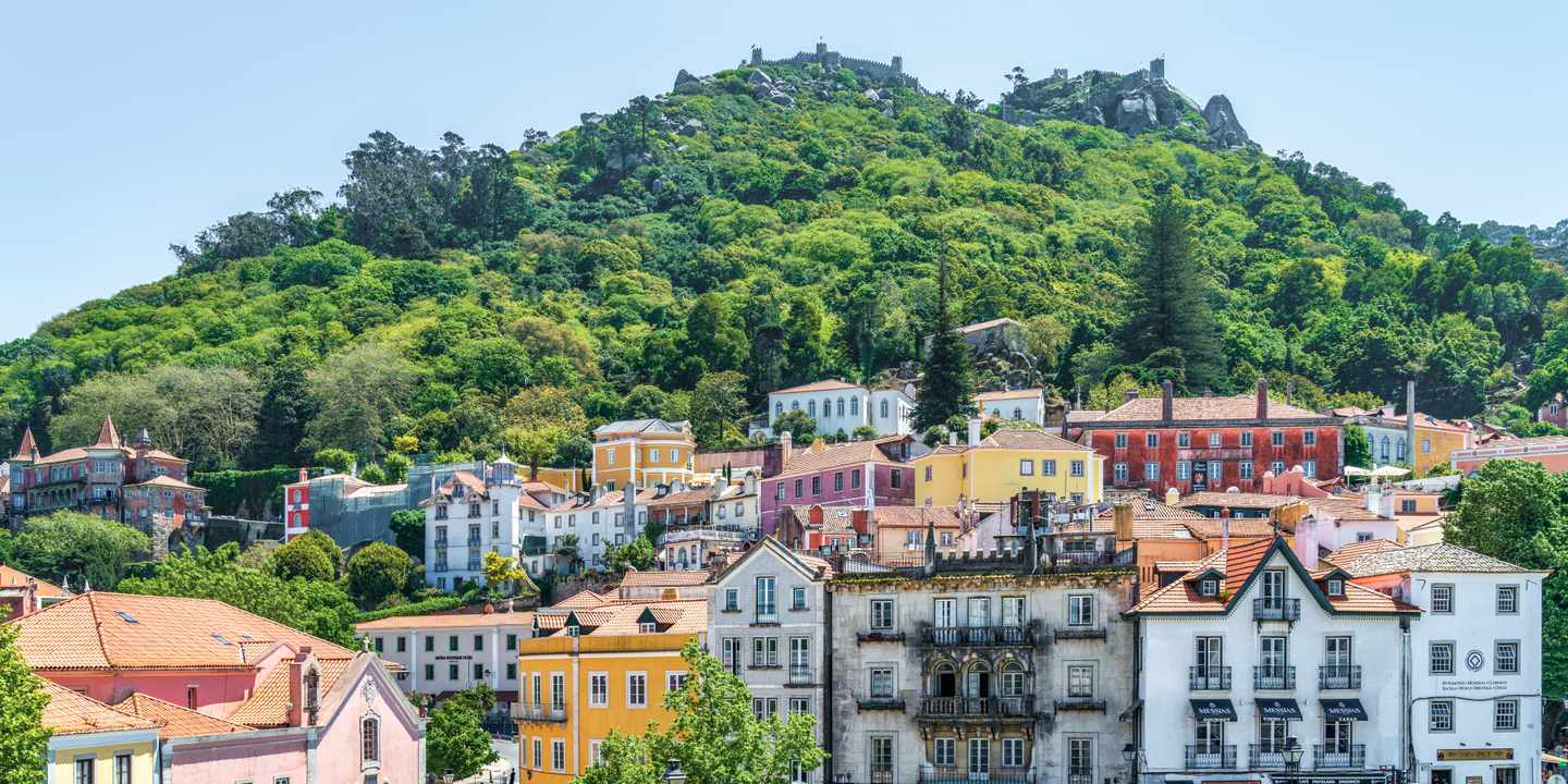portugal-sintra-altstadt-haeuser-promenade-huegel-landschaft-g-1022035956.jpg