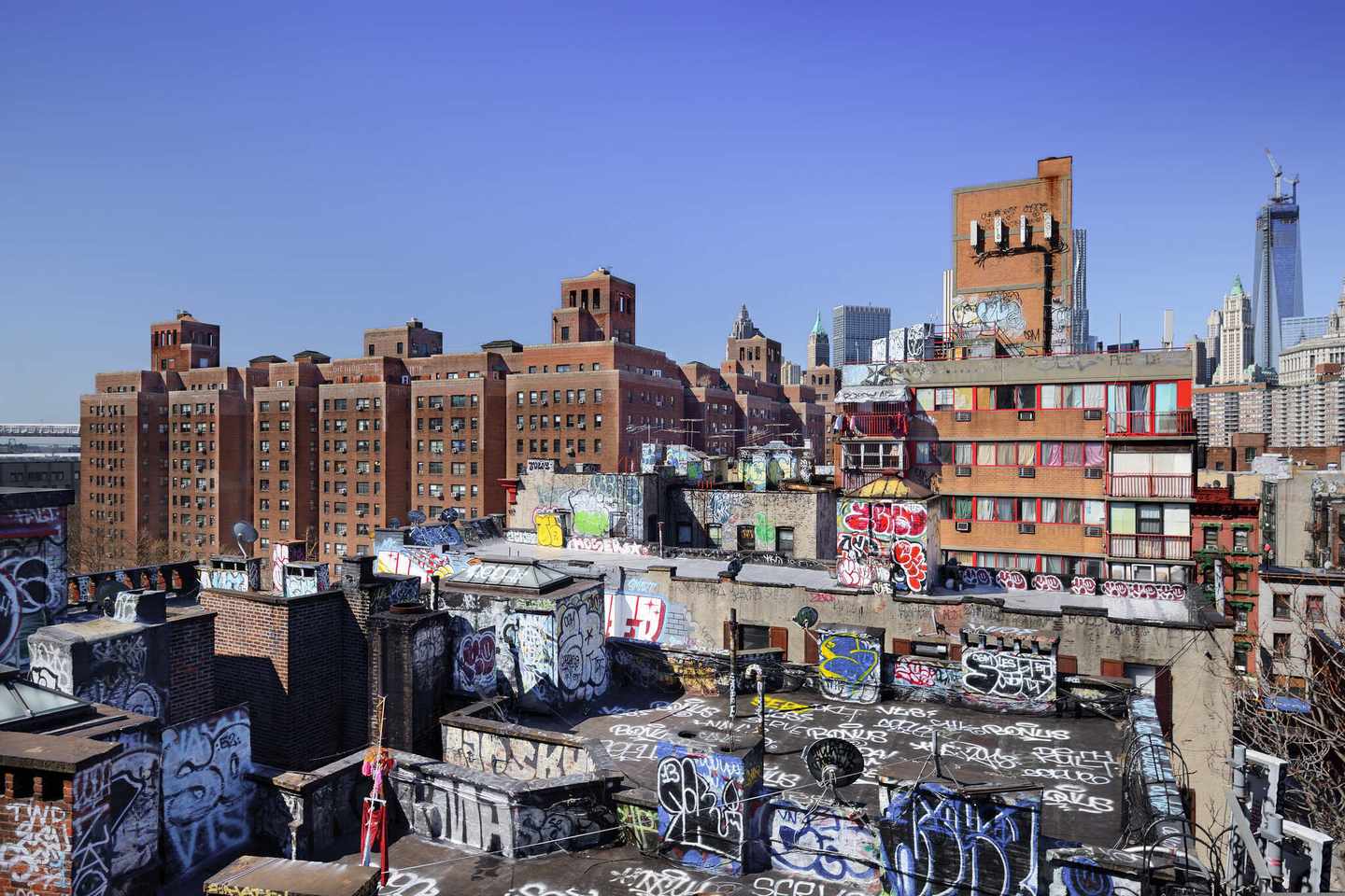 usa-new-york-luftaufnahme-von-graffiti-an-haeuserwaenden-g-187898801.jpg