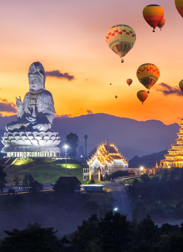 Hotels in Asien Hotels in Asien - Blick auf Tempel und Ballons in Bangkok
