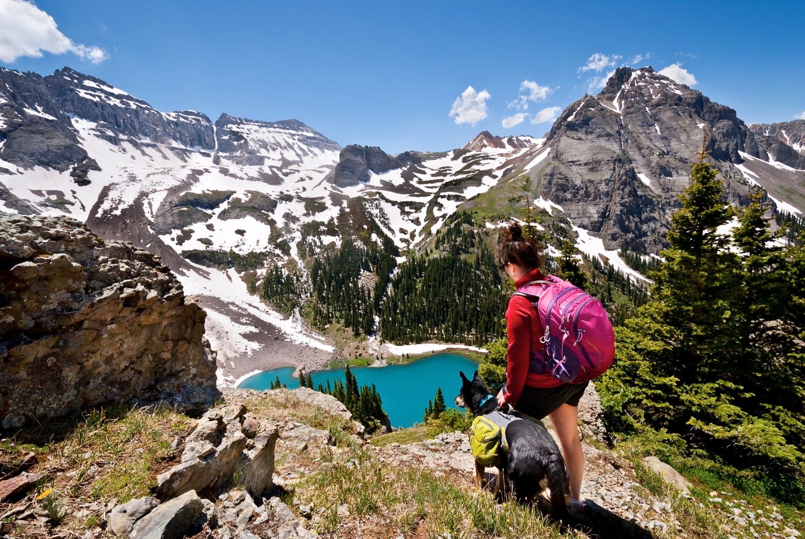 Wandern mit Hund - Aussicht auf den Blue Lake im Mount Sneffels Wilderness, Colorado, USA.